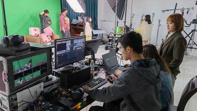 新手如何入门TVC广告片拍摄：必备设备揭秘**